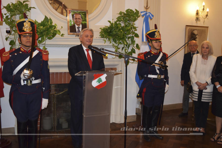 Embajador Antonio Andary al atrio, previo a su disertación, durante la entonación del Himno Nacional Argentino.