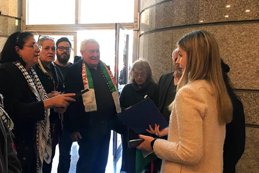 Miembros del Comité Argentino de Solidaridad con el Pueblo Palestino entregan documento en la sede del ministerio / Septiembre 12, 2017 (Imagen: Federación de Entidades Argentino Palestinas). 
