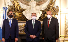 El Presidente Dr. Alberto Fernández, junto al Ministro Dr. Santiago Cafiero y el Embajador Dr. Sami Salameh / Foto: Presidencia Argentina