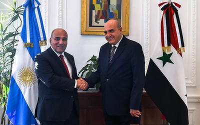 El Jefe de Gabinete de Ministros de la República Argentina, Dr. Juan Manzur, junto al Sr. Embajador Extraordinario y Plenipotenciario de Siria, Dr. Sami Salameh (Foto: Cancillería Argentina) El Jefe de Gabinete de Ministros de la República Argentina, Dr. Juan Manzur, junto al Sr. Embajador Extraordinario y Plenipotenciario de Siria, Dr. Sami Salameh (Foto: Cancillería Argentina)