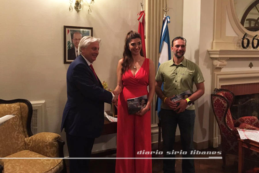 El embajador del Líbano, Antonio Andary haciendo entrega de un libro a los alpinistas Joyce Azzam y Avedis Kalpaklian en el acto de bienvenida.
