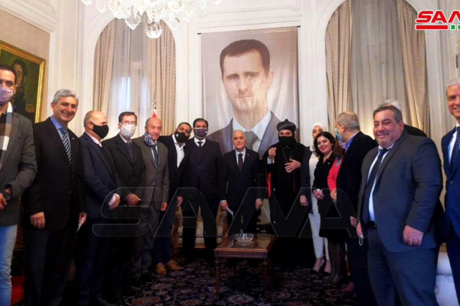 Dirigentes de la colectividad junto al cuerpo diplomático sirio en la Embajada (Foto: SANA)