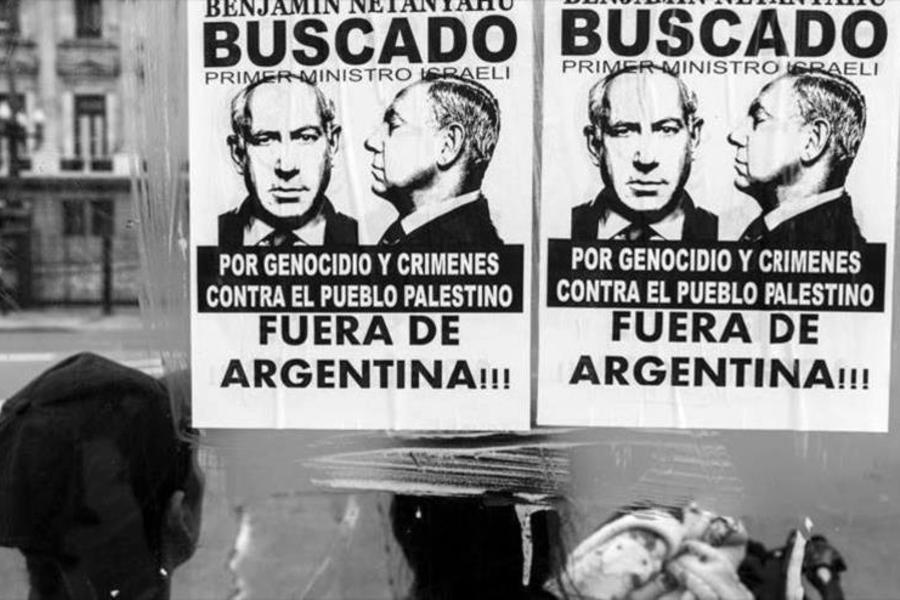 En las calles porteñas, un cartel que repudia la visita del primer ministro israelí, Benyamin Netanyahu, a Argentina.