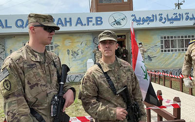 Soldados de EEUU durante la ceremonia de entrega del aeródromo de Qayyarah a las fuerzas de seguridad iraquíes, en el sur de Mosul, Irak | Marzo 27, 2020 (Foto archivo: Ali Abdul Hassan / AP) Soldados de EEUU durante la ceremonia de entrega del aeródromo de Qayyarah a las fuerzas de seguridad iraquíes, en el sur de Mosul, Irak | Marzo 27, 2020 (Foto archivo: Ali Abdul Hassan / AP)