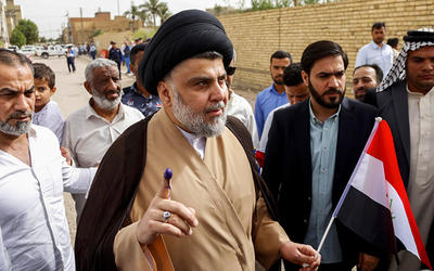 Muqtada Al Sadr, tras emitir su voto el 12 de mayo (Imagen Haidar Hamani / AFP). Muqtada Al Sadr, tras emitir su voto el 12 de mayo (Imagen Haidar Hamani / AFP).