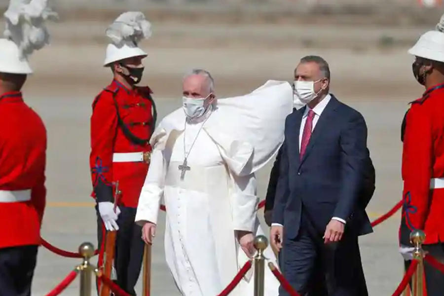 El papa Francisco es recibido por el primer ministro iraquí Mustafa al Kadhimi al desembarcar de su avión en Bagdad el viernes. Foto: AFP.