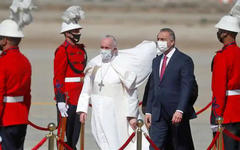 El papa Francisco es recibido por el primer ministro iraquí Mustafa al Kadhimi al desembarcar de su avión en Bagdad el viernes. Foto: AFP.