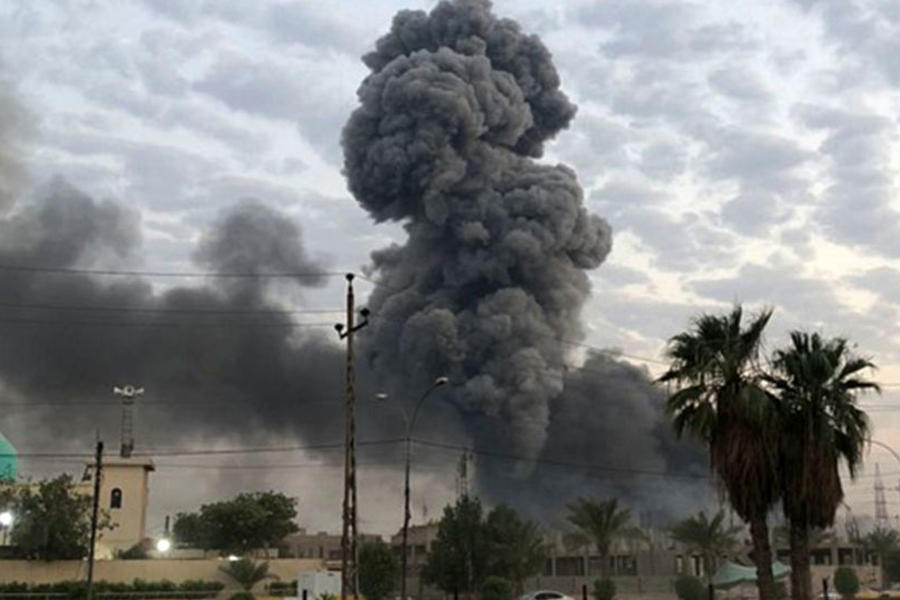 Columnas de humo se elevan tras la explosión en una base militar al suroeste de Bagdad, Irak | Agosto 12, 2019 (Foto Loay Hameed / AP)