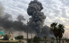 Columnas de humo se elevan tras la explosión en una base militar al suroeste de Bagdad, Irak | Agosto 12, 2019 (Foto Loay Hameed / AP)