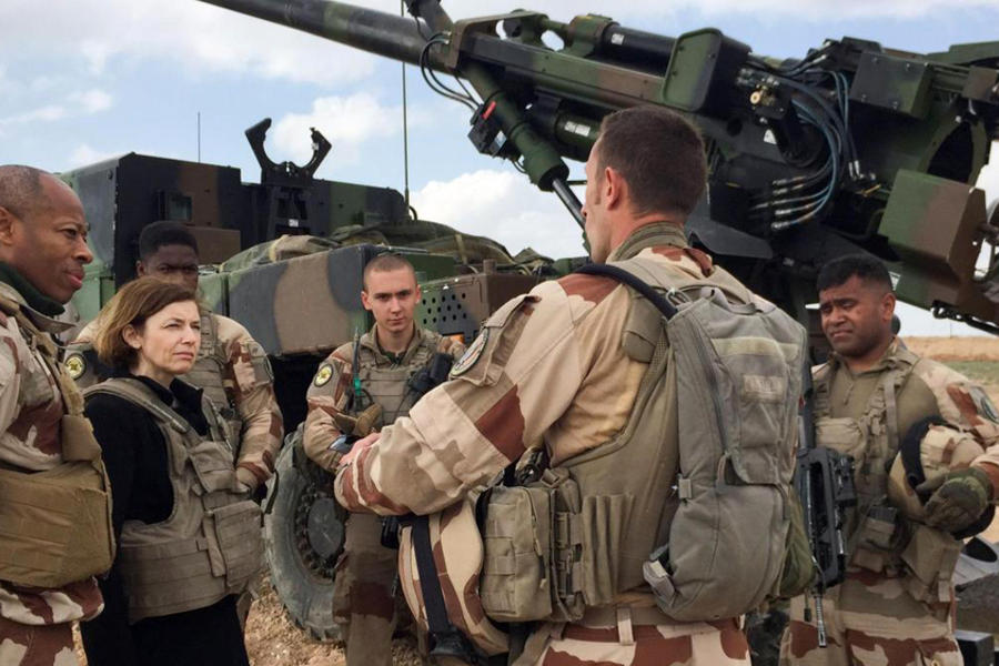 El general francés Jean-Marc Vigilant y la ministra de Defensa francesa, Florence Parly, hablan con sus tropas involucradas en operaciones de la coalición internacional contra ISIS (Foto: Archivo AFP)