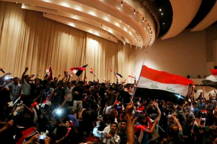 Manifestantes irakíes asaltan el parlamento