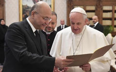 El Papa Francisco con el presidente iraquí Barham Salih en el Vaticano, el 25 de enero de 2020. AFP.
