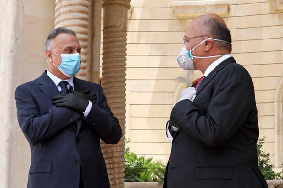 Foto de la Oficina del Presidente iraquí el 28 de mayo de 2020 muestra al Presidente, Barham Salih (derecha) recibiendo al Primer Ministro, Mustafa al-Kadhimi, en el Palacio Salam en la capital Bagdad. (Vía AFP)
