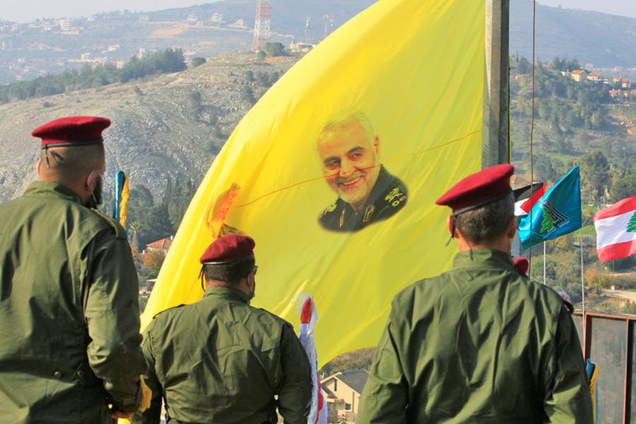 Miembros de Hezbollah cerca de una bandera con una imagen de Qassem Soleimani, en la aldea de Khiam, en el sur del Líbano, 3 de enero de 2021. Foto: Reuters.
