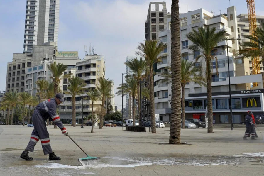 Trabajadores limpian las calles como medida preventiva contra el coronavirus (COVID-19) en Beirut, Líbano. (Agencia Hussam Chbaro / Anadolu)