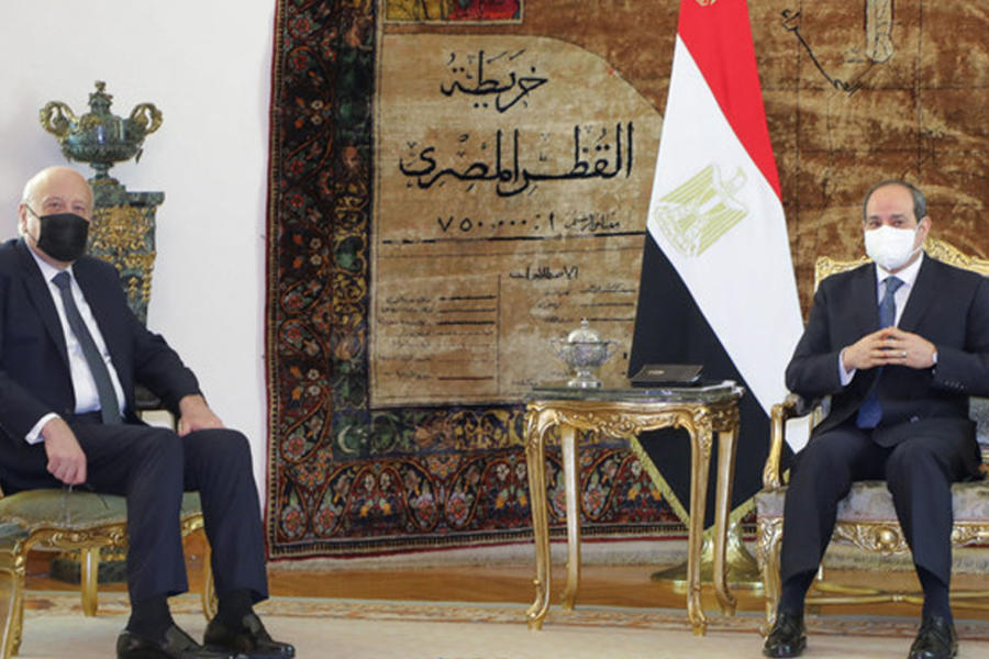 El primer ministro libanés, Najib Mikati (izq.), con el presidente de Egipto, Abdel Fattah al-Sisi (der.) en el palacio presidencial de la capital, El Cairo, el 9 de diciembre de 2021. Foto: AFP.