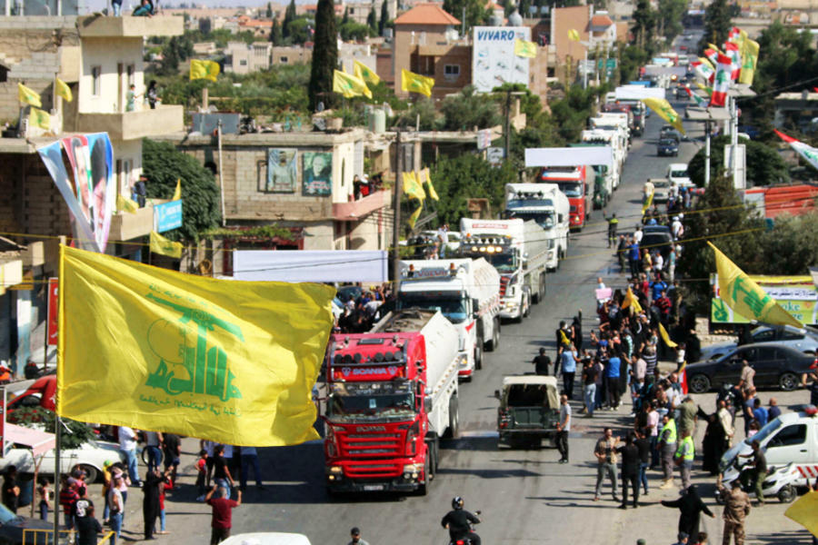 La bandera de Hezbollah ondea sobre la ciudad libanesa de Al-Ain mientras locales celebran la llegada de un convoy que transporta combustible iraní. Foto: AFP.