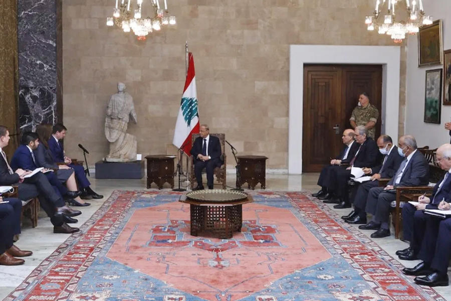El presidente libanés Michel Aoun reunido con el equipo del Subsecretario de Estado de Asuntos Políticos de los Estados Unidos, David Hale en el Palacio Baabda en Beirut, Líbano, el 14 de agosto de 2020