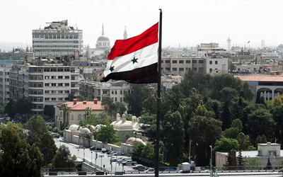 Bandera siria ondea en Damasco, abril de 2019. Foto: AFP. Bandera siria ondea en Damasco, abril de 2019. Foto: AFP.