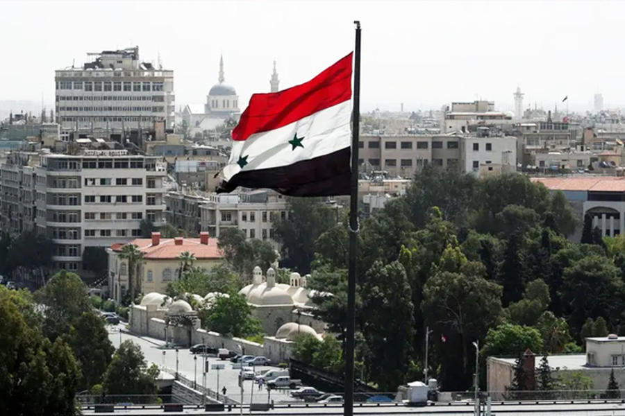 Bandera siria ondea en Damasco, abril de 2019. Foto: AFP.