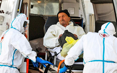 Miembros de la Cruz Roja Libanesa trasladan a un paciente al departamento de COVID-19 del hospital universitario Nabih Berri, en la ciudad de Nabatiyeh, en el sur de Líbano, el 9 de enero de 2021. Foto: AFP. Miembros de la Cruz Roja Libanesa trasladan a un paciente al departamento de COVID-19 del hospital universitario Nabih Berri, en la ciudad de Nabatiyeh, en el sur de Líbano, el 9 de enero de 2021. Foto: AFP.
