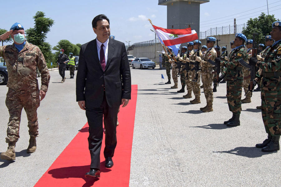 El primer ministro Hassan Diab y el mayor general Stefano Del Col delante de los guardias de honor en la sede de la FPNUL en Naqoura,  27 de mayo de 2020. (AFP)