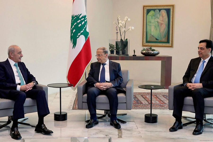A la izquierda, el jefe del Parlamento, Nabih Berri, junto al presidente Michel Aoun y al primer ministro Hassan Diab.