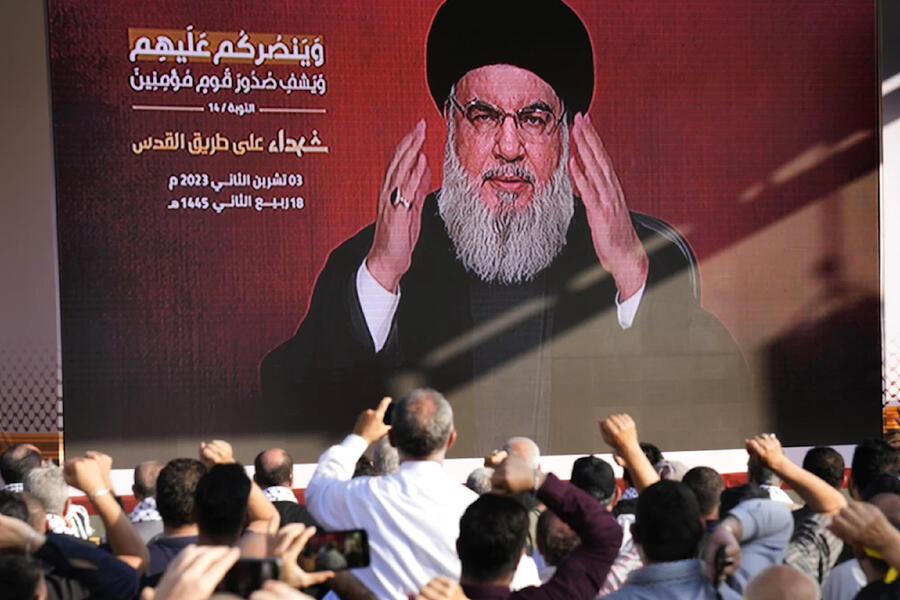 El Secretario General de Hezbollah, Sayyed Hassan Nasrallah, saluda a sus seguidores durante una manifestación para conmemorar a los mártires caídos en el sur del Líbano | Beirut, Líbano, Noviembre 3, 2023 (Foto: AP)