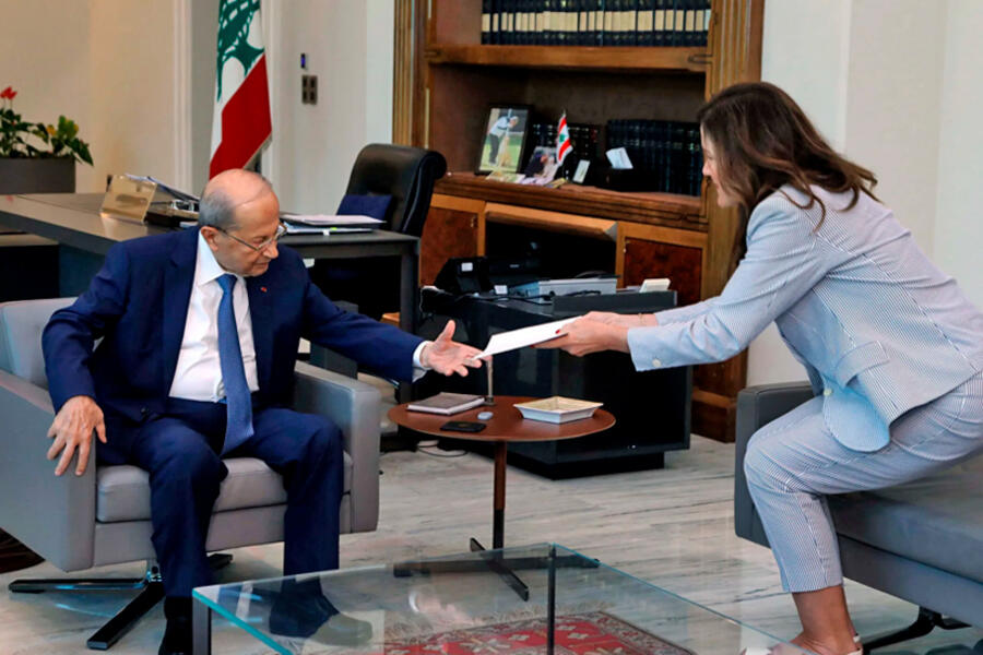 Dorothy Shea entrega la propuesta estadounidense sobre demarcación fronteriza a Michel Aoun en el palacio presidencial en Baabda el 1 de octubre de 2022 (Foto: Dalati Nohra/Reuters)