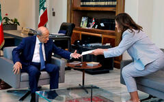 Dorothy Shea entrega la propuesta estadounidense sobre demarcación fronteriza a Michel Aoun en el palacio presidencial en Baabda el 1 de octubre de 2022 (Foto: Dalati Nohra/Reuters)