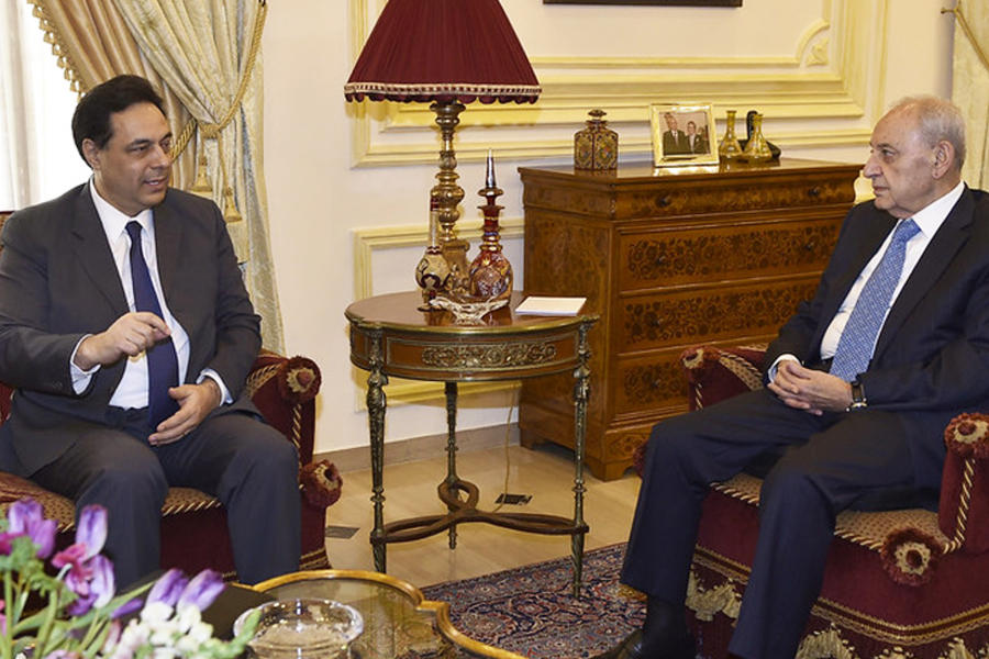 A la izquierda, el primer ministro libanés, Hassan Diab; el presidente del Parlamento del Líbano, Nabih Berri, frente a él. 