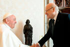 El primer ministro interino libanés Najib Mikati le da la mano al Papa Francisco en la Ciudad del Vaticano el 16 de marzo de 2023 (Foto: Hoda Chedid)