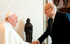 El primer ministro interino libanés Najib Mikati le da la mano al Papa Francisco en la Ciudad del Vaticano el 16 de marzo de 2023 (Foto: Hoda Chedid)