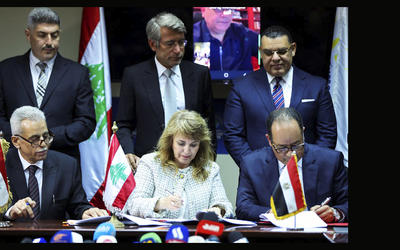 La directora general de Instalaciones Petroleras del Ministerio de Energía libanés, Aurore Feghali, el presidente de la Compañía Egipcia de Gas Natural (EGAS), Magdy Galal, y el director de la Corporación General de Petróleo de Siria, Nabih Khrestin, firman un acuerdo de importación de gas en el Ministerio de Energía en Beirut, Líbano | Junio 21, 2022 (Foto: Mohamed Azakir / Reuters) La directora general de Instalaciones Petroleras del Ministerio de Energía libanés, Aurore Feghali, el presidente de la Compañía Egipcia de Gas Natural (EGAS), Magdy Galal, y el director de la Corporación General de Petróleo de Siria, Nabih Khrestin, firman un acuerdo de importación de gas en el Ministerio de Energía en Beirut, Líbano | Junio 21, 2022 (Foto: Mohamed Azakir / Reuters)