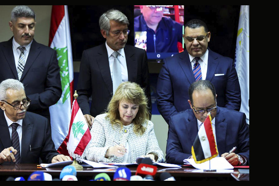 La directora general de Instalaciones Petroleras del Ministerio de Energía libanés, Aurore Feghali, el presidente de la Compañía Egipcia de Gas Natural (EGAS), Magdy Galal, y el director de la Corporación General de Petróleo de Siria, Nabih Khrestin, firman un acuerdo de importación de gas en el Ministerio de Energía en Beirut, Líbano | Junio 21, 2022 (Foto: Mohamed Azakir / Reuters)