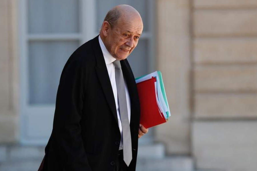 El ministro de Asuntos Exteriores francés, Jean-Yves le Drian, se retira de la reunión semanal del gabinete en el Palacio del Elíseo el miércoles 24 de junio de 2020 en París. (Foto AP / Thibault Camus)