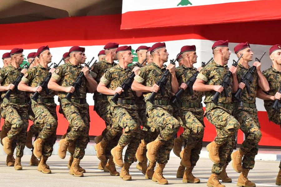 Soldados del ejército libanés marchan ante el presidente, 22 de noviembre de 2019. Foto: AFP.