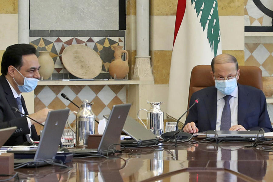 El presidente libanés, Michel Aoun, derecha, y el primer ministro Hassan Diab, en una reunión del gabinete en el palacio presidencial en Baabda (Foto AP)