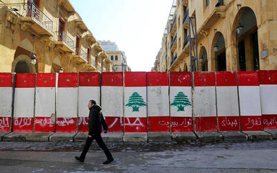 Un hombre pasa frente a barreras de concreto cerca del parlamento en Beirut. (Reuters) Un hombre pasa frente a barreras de concreto cerca del parlamento en Beirut. (Reuters)