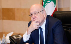 El primer ministro interino Najib Mikati durante una reunión en el Grand Serail, el 12 de abril de 2023. Foto Dalati y Nohra.