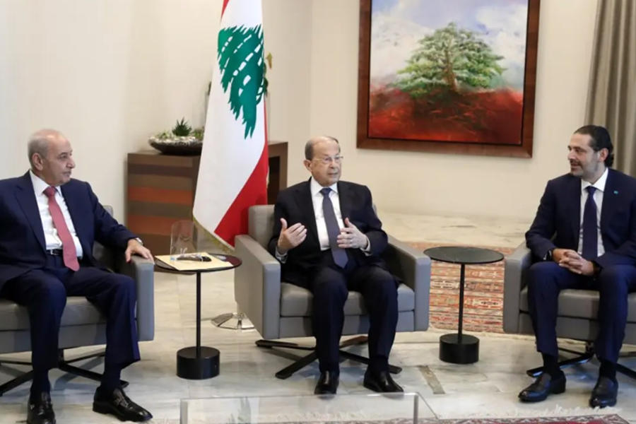 El presidente del parlamento libanés, Nabih Berri (I), Michel Aoun (C), y el ex primer ministro Saad Hariri, se reúnen en el palacio presidencial en Baabda, al este de la capital Beirut, después de que Aoun nombrara a Hariri para formar un nuevo gabinete, el 22 de octubre de 2020. Foto: AFP.