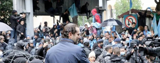 El líder del Movimiento Futuro, Saad Hariri, dirigiéndose a sus partidarios frente a la Casa del Centro, en Beirut. Foto: Dalati y Nohra.