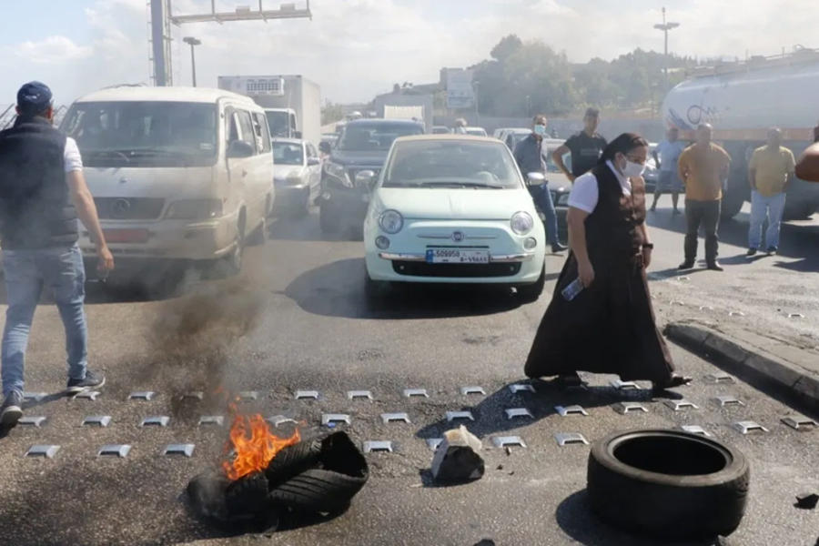 Manifestantes incendian neumáticos sobre carretera de Beirut. Foto: AFP.