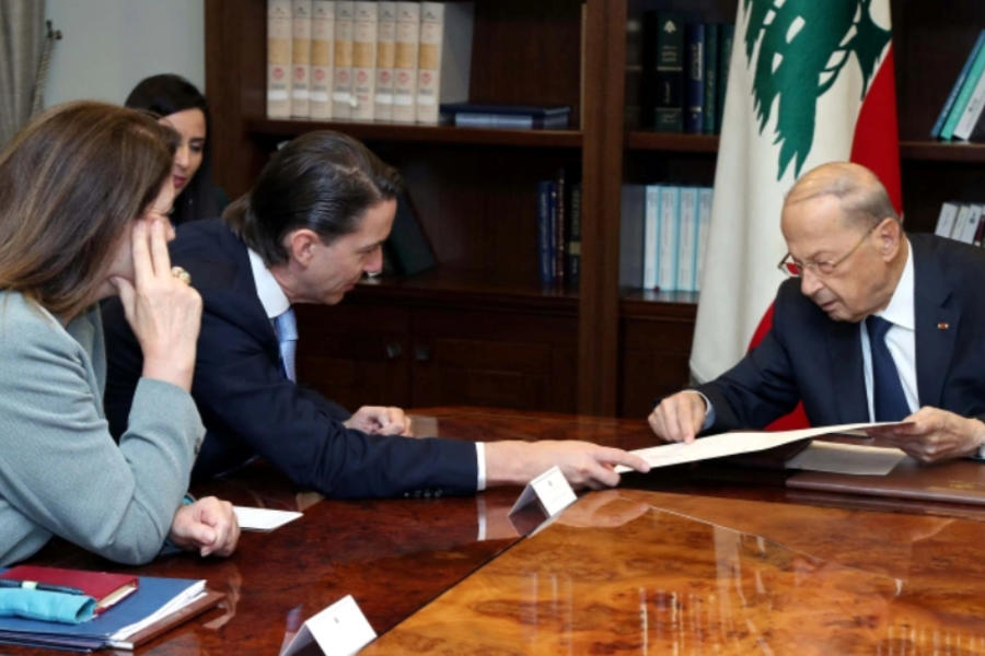 El presidente libanés, Michel Aoun, se reúne con el asesor principal de EE. UU. para la seguridad energética, Amos Hochstein, en el palacio presidencial en Baabda, Líbano. Foto: Reuters.