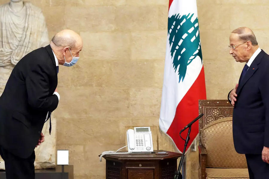 El presidente del Líbano, Michel Aoun (der.), Recibe al ministro de Relaciones Exteriores francés, Jean-Yves Le Drian, en el palacio presidencial de Baabda, al este de la capital, Beirut. Foto: AFP.