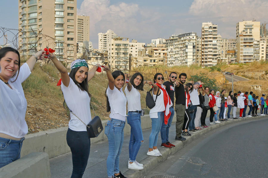 Libaneses forman cadena humana en protesta