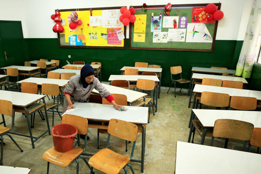 Una trabajadora limpia los pupitres de una escuela cerrada debido al coronavirus, Sidón, Líbano, 29 de febrero de 2020. Foto: Reuters.