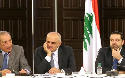 Desde la derecha, el primer ministro Saad Hariri, el ministro de Finanzas Ali Hasan Khalil y Nabil Jisr, el jefe del Consejo de Desarrollo y Reconstrucción. Desde la derecha, el primer ministro Saad Hariri, el ministro de Finanzas Ali Hasan Khalil y Nabil Jisr, el jefe del Consejo de Desarrollo y Reconstrucción.