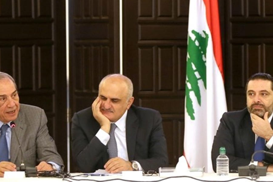 Desde la derecha, el primer ministro Saad Hariri, el ministro de Finanzas Ali Hasan Khalil y Nabil Jisr, el jefe del Consejo de Desarrollo y Reconstrucción.