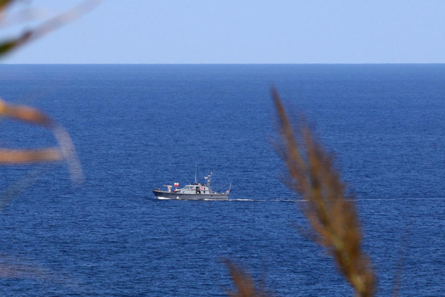 Un buque militar libanés patrulla las aguas frente a la costa de la zona sur de Naqura junto a la frontera con Israel el 11 de octubre de 2020 (AFP).